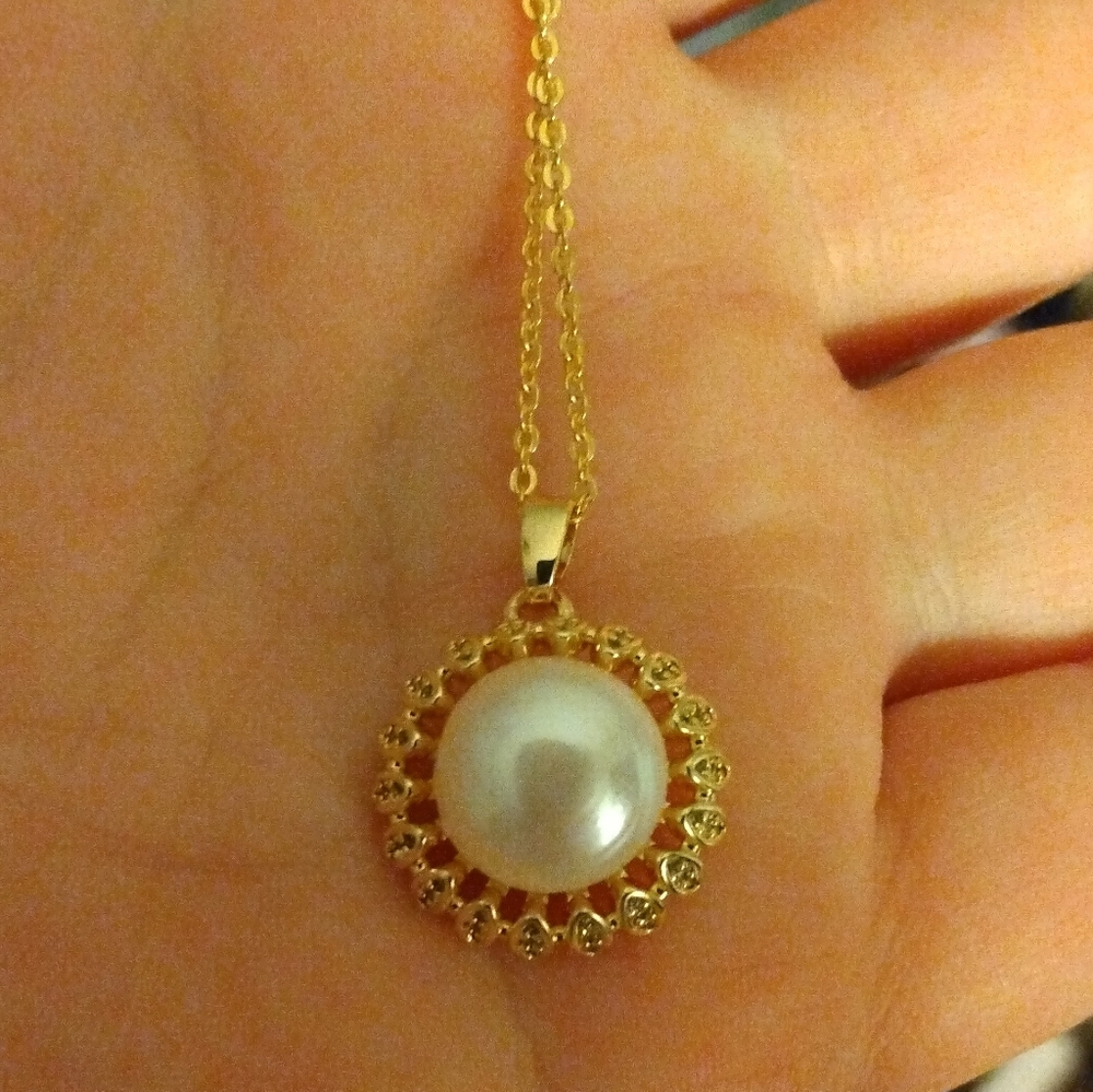 Vintage 14k Gold Finish White Pearl Crystal Accent Round Pendant Necklace Set